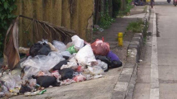Sampah Menumpuk di Trotoar Jalan Mayjen Edi Sukma